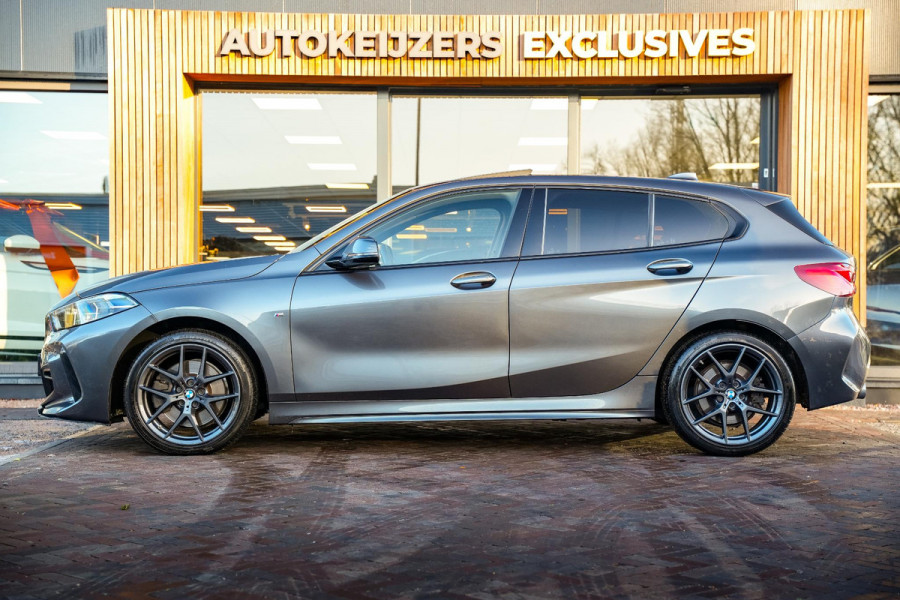 BMW 1-serie 120d xDrive High Executive Edition M Pakket Panoramadak Ambient Sportstoelen Stuurverw. 18”LM