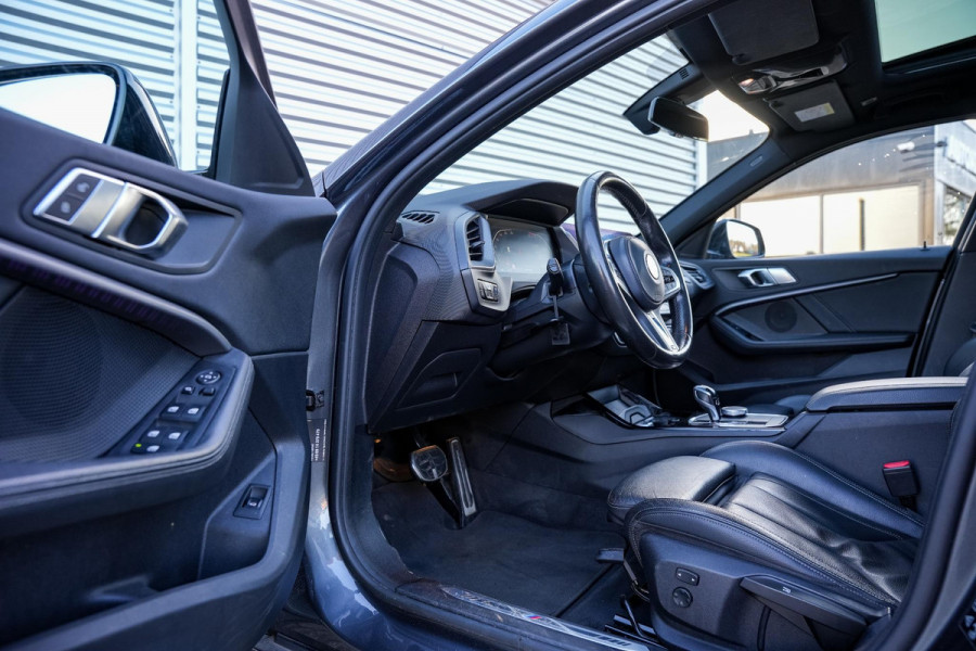 BMW 1-serie 120d xDrive High Executive Edition M Pakket Panoramadak Ambient Sportstoelen Stuurverw. 18”LM