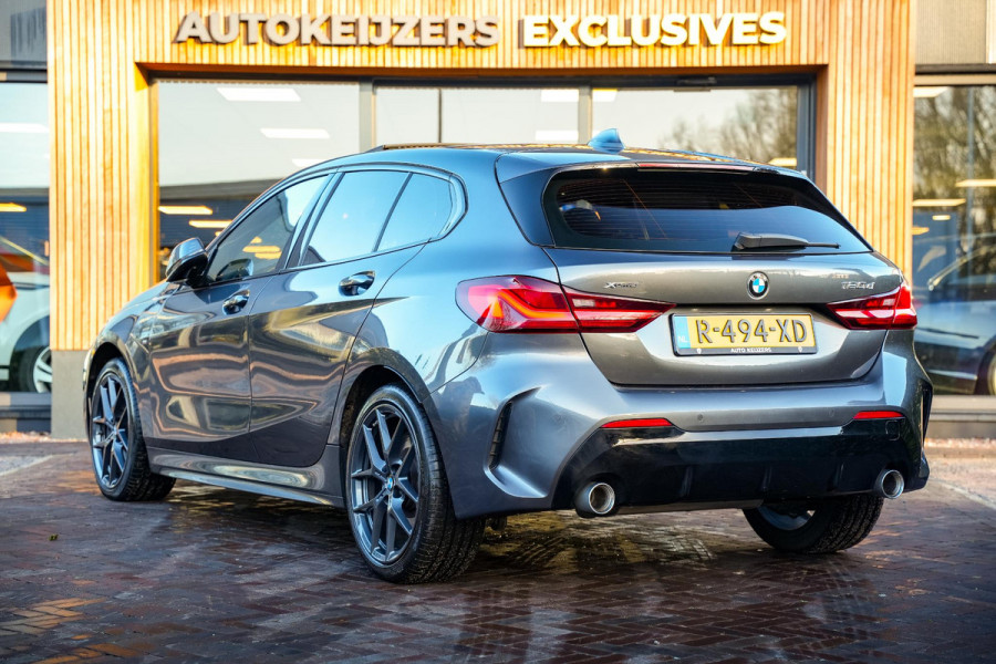 BMW 1-serie 120d xDrive High Executive Edition M Pakket Panoramadak Ambient Sportstoelen Stuurverw. 18”LM
