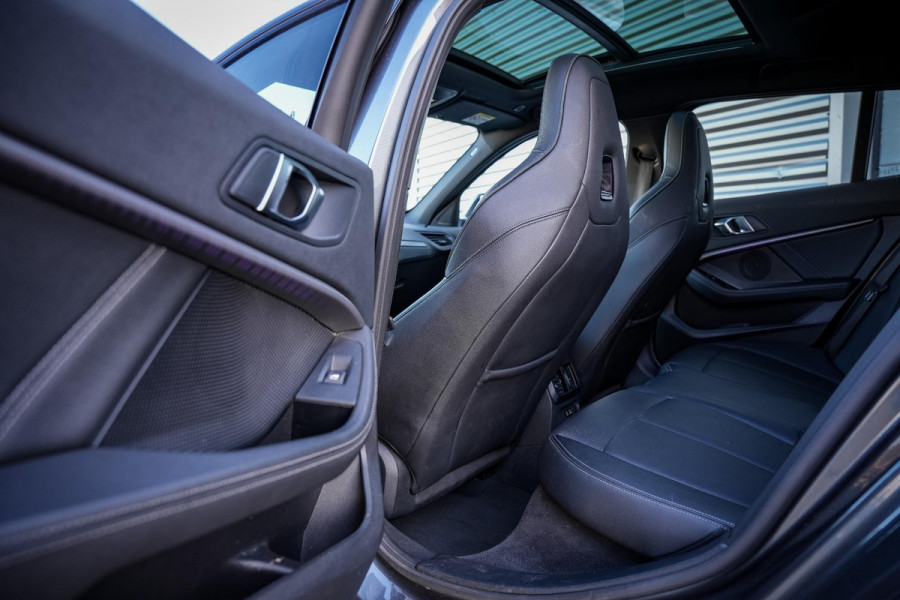 BMW 1-serie 120d xDrive High Executive Edition M Pakket Panoramadak Ambient Sportstoelen Stuurverw. 18”LM