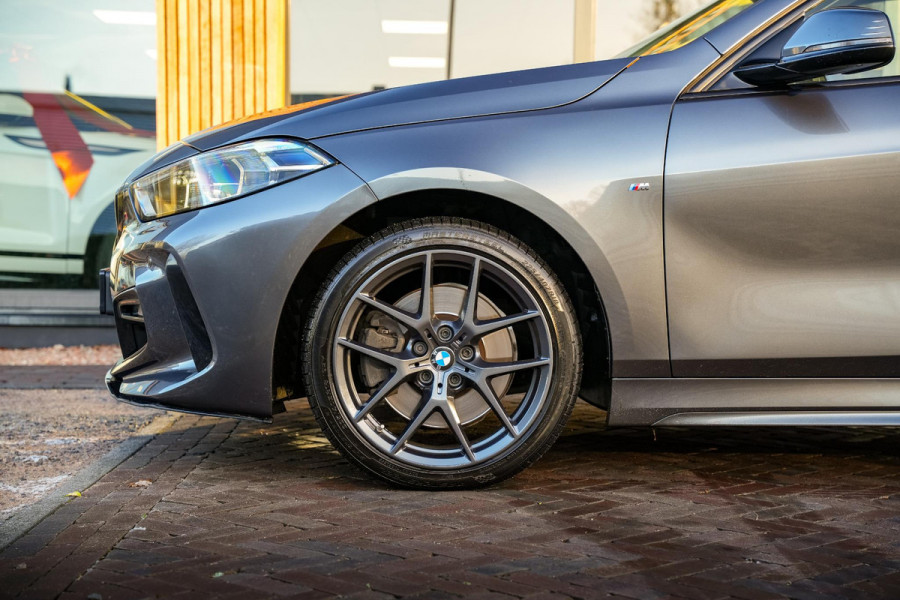 BMW 1-serie 120d xDrive High Executive Edition M Pakket Panoramadak Ambient Sportstoelen Stuurverw. 18”LM