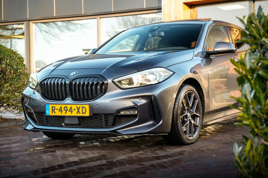 BMW 1-serie 120d xDrive High Executive Edition M Pakket Panoramadak Ambient Sportstoelen Stuurverw. 18”LM