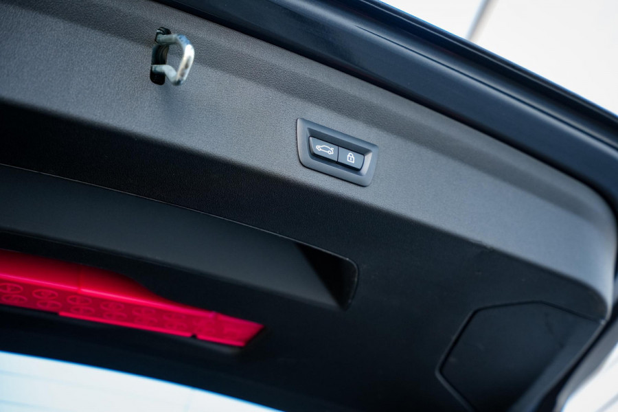 BMW 1-serie 120d xDrive High Executive Edition M Pakket Panoramadak Ambient Sportstoelen Stuurverw. 18”LM