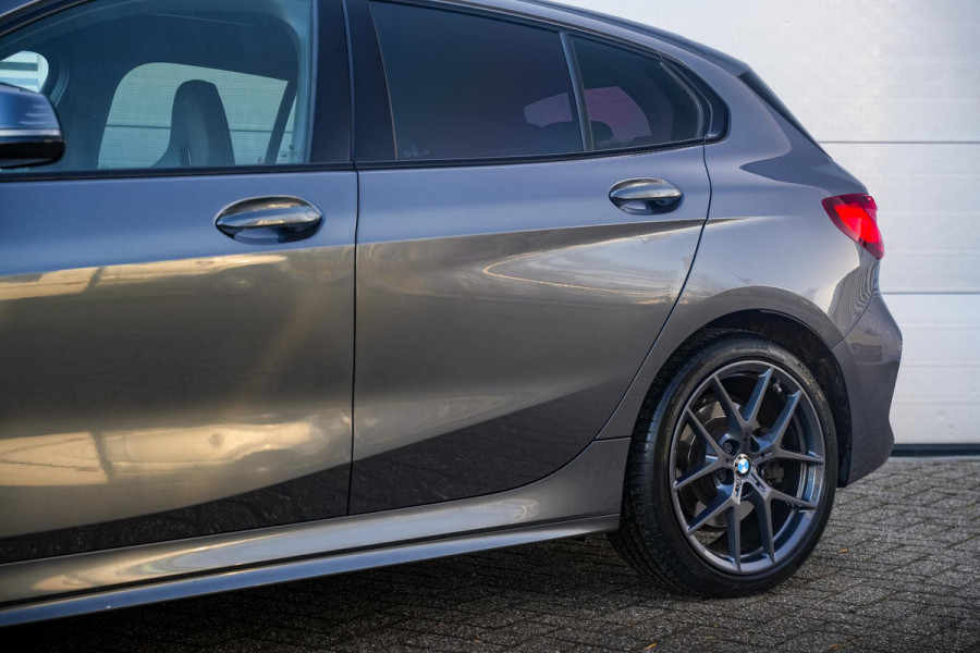 BMW 1-serie 120d xDrive High Executive Edition M Pakket Panoramadak Ambient Sportstoelen Stuurverw. 18”LM