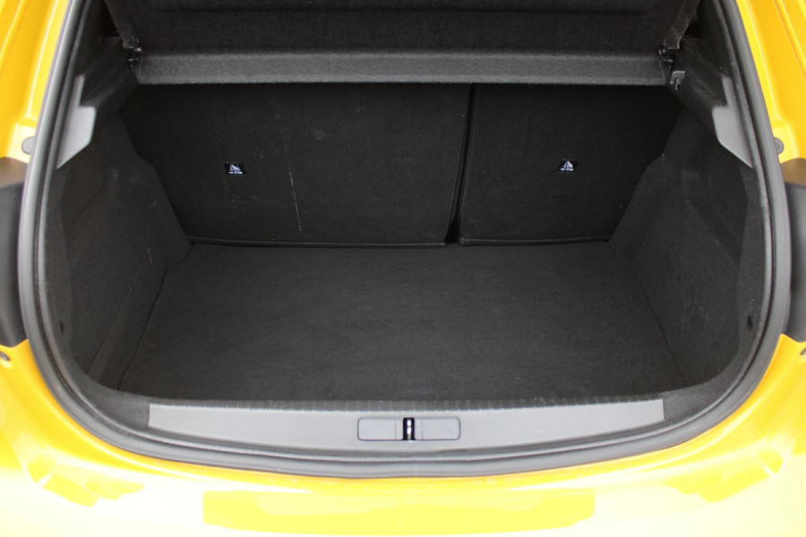 Peugeot 208 1.2 100PK GT | NAVIGATIE | APPLE CARPLAY/ANDROID AUTO | DODEHOEK DETECTIE | FULL LED KOPLAMPEN | CLIMATE CONTROL | 3-D INSTRUMENTENPANEEL | 17" LICHTMETALEN VELGEN | CRUISE CONTROL | ACHTERUITRIJ CAMERA | PARKEERSENSOREN VOOR + ACHTER |