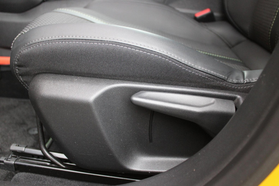 Peugeot 208 1.2 100PK GT | NAVIGATIE | APPLE CARPLAY/ANDROID AUTO | DODEHOEK DETECTIE | FULL LED KOPLAMPEN | CLIMATE CONTROL | 3-D INSTRUMENTENPANEEL | 17" LICHTMETALEN VELGEN | CRUISE CONTROL | ACHTERUITRIJ CAMERA | PARKEERSENSOREN VOOR + ACHTER |