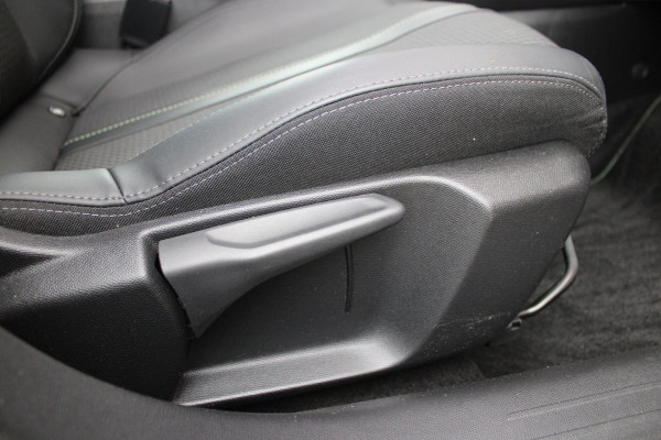 Peugeot 208 1.2 100PK GT | NAVIGATIE | APPLE CARPLAY/ANDROID AUTO | DODEHOEK DETECTIE | FULL LED KOPLAMPEN | CLIMATE CONTROL | 3-D INSTRUMENTENPANEEL | 17" LICHTMETALEN VELGEN | CRUISE CONTROL | ACHTERUITRIJ CAMERA | PARKEERSENSOREN VOOR + ACHTER |