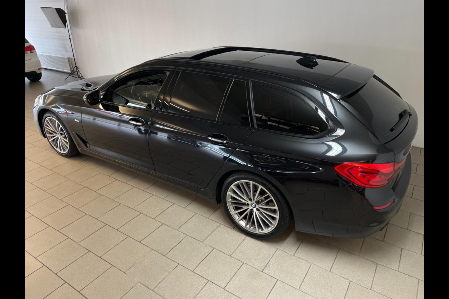 BMW 5 Serie Touring 520d High Executive AUTOMAAT PANO AIRCO NAVI CRUISE BLUETOOTH HEAD UP DISPLAY LEER TREKHAAK VELGEN NIEUWSTAAT
