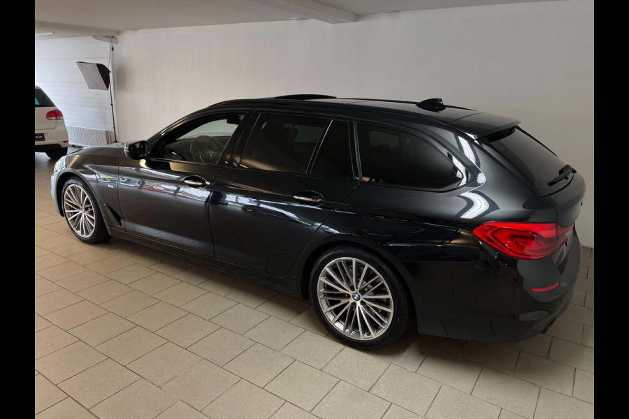 BMW 5 Serie Touring 520d High Executive AUTOMAAT PANO AIRCO NAVI CRUISE BLUETOOTH HEAD UP DISPLAY LEER TREKHAAK VELGEN NIEUWSTAAT