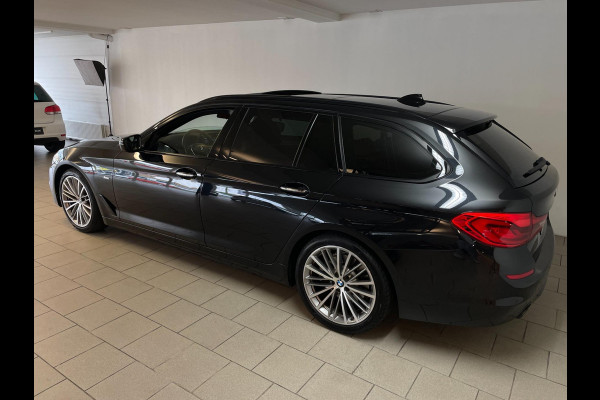 BMW 5 Serie Touring 520d High Executive AUTOMAAT PANO AIRCO NAVI CRUISE BLUETOOTH HEAD UP DISPLAY LEER TREKHAAK VELGEN NIEUWSTAAT