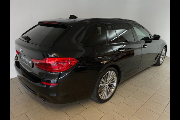 BMW 5 Serie Touring 520d High Executive AUTOMAAT PANO AIRCO NAVI CRUISE BLUETOOTH HEAD UP DISPLAY LEER TREKHAAK VELGEN NIEUWSTAAT