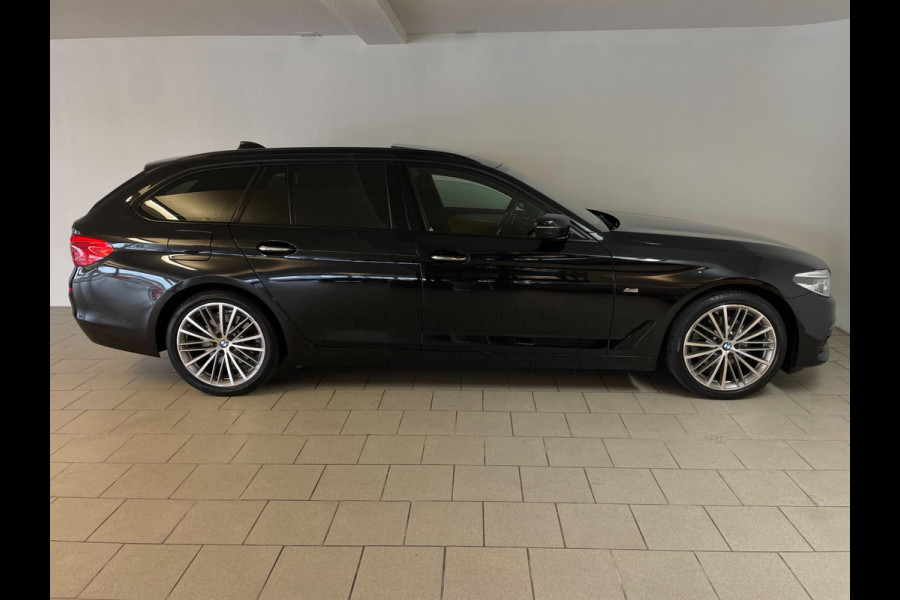 BMW 5 Serie Touring 520d High Executive AUTOMAAT PANO AIRCO NAVI CRUISE BLUETOOTH HEAD UP DISPLAY LEER TREKHAAK VELGEN NIEUWSTAAT