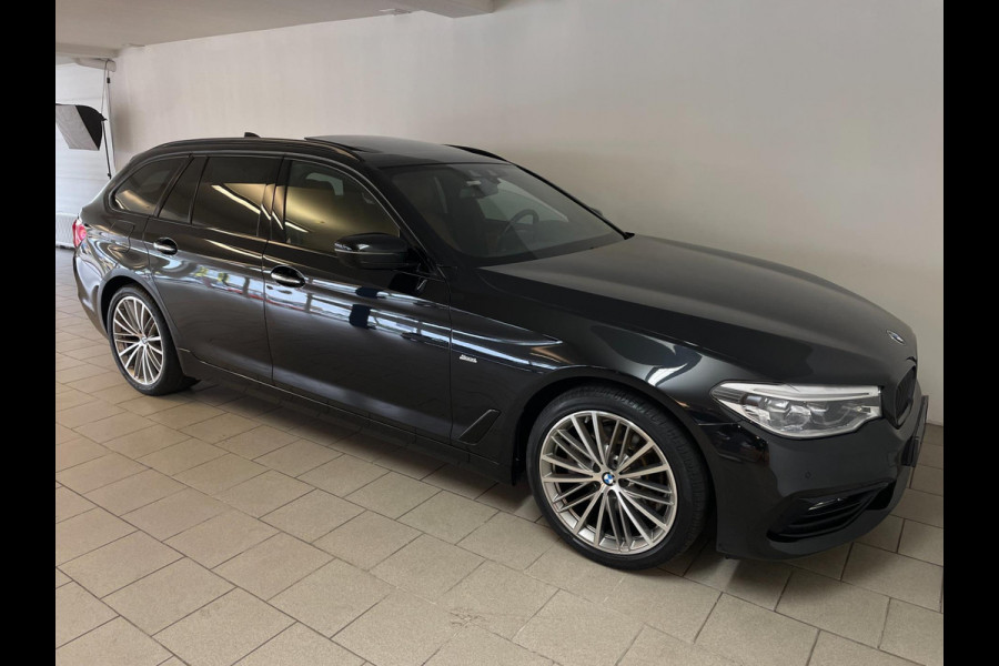 BMW 5 Serie Touring 520d High Executive AUTOMAAT PANO AIRCO NAVI CRUISE BLUETOOTH HEAD UP DISPLAY LEER TREKHAAK VELGEN NIEUWSTAAT