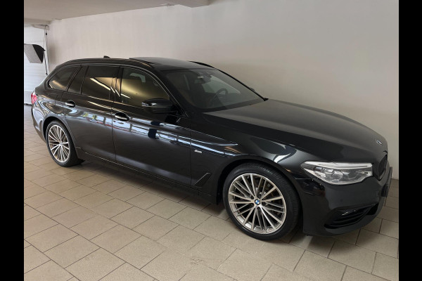 BMW 5 Serie Touring 520d High Executive AUTOMAAT PANO AIRCO NAVI CRUISE BLUETOOTH HEAD UP DISPLAY LEER TREKHAAK VELGEN NIEUWSTAAT
