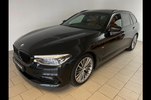 BMW 5 Serie Touring 520d High Executive AUTOMAAT PANO AIRCO NAVI CRUISE BLUETOOTH HEAD UP DISPLAY LEER TREKHAAK VELGEN NIEUWSTAAT