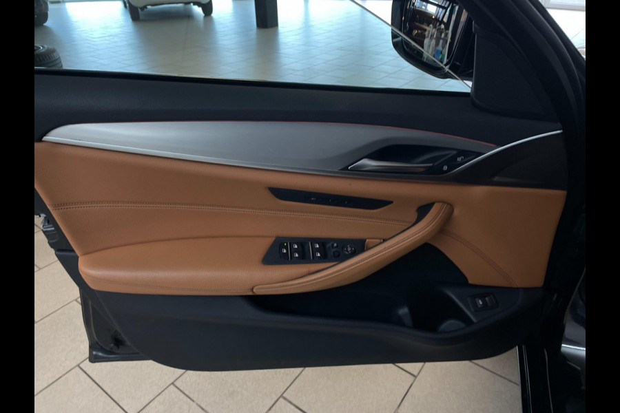 BMW 5 Serie Touring 520d High Executive AUTOMAAT PANO AIRCO NAVI CRUISE BLUETOOTH HEAD UP DISPLAY LEER TREKHAAK VELGEN NIEUWSTAAT