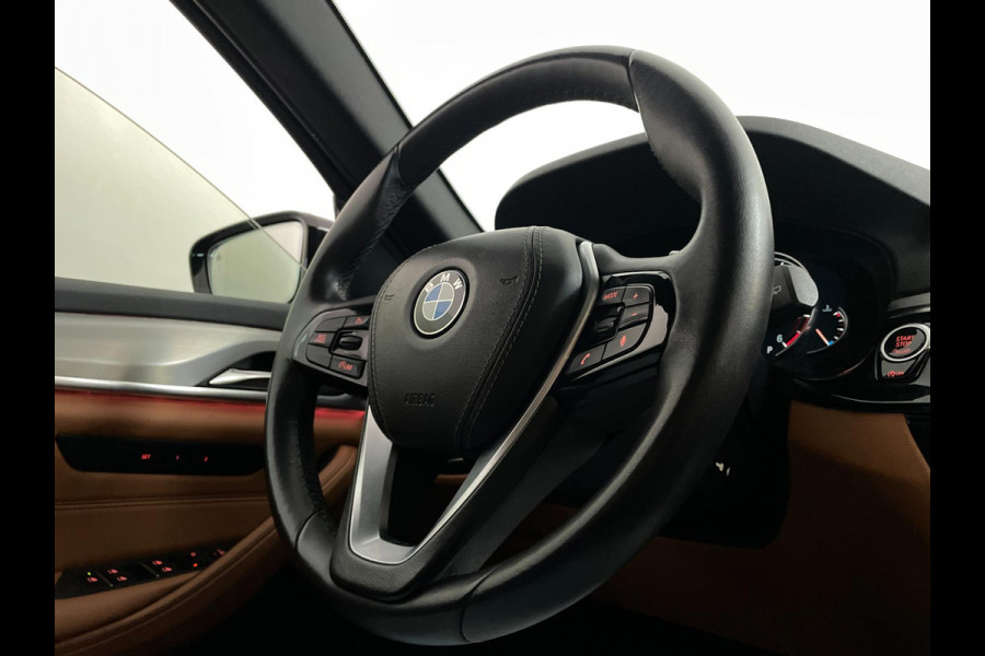 BMW 5 Serie Touring 520d High Executive AUTOMAAT PANO AIRCO NAVI CRUISE BLUETOOTH HEAD UP DISPLAY LEER TREKHAAK VELGEN NIEUWSTAAT