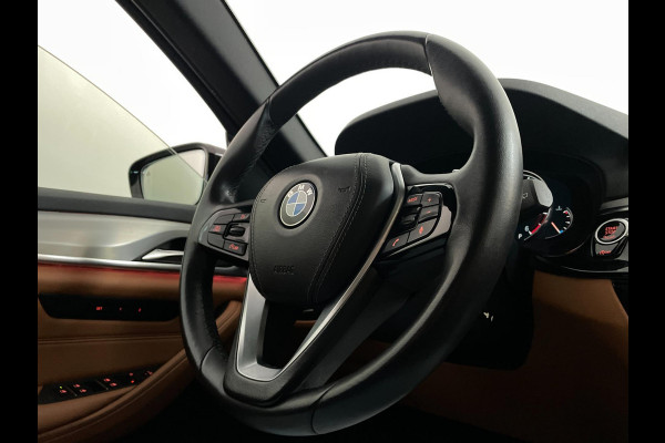 BMW 5 Serie Touring 520d High Executive AUTOMAAT PANO AIRCO NAVI CRUISE BLUETOOTH HEAD UP DISPLAY LEER TREKHAAK VELGEN NIEUWSTAAT