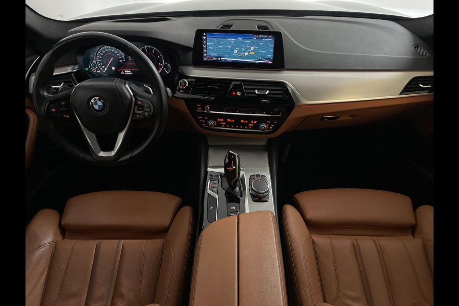 BMW 5 Serie Touring 520d High Executive AUTOMAAT PANO AIRCO NAVI CRUISE BLUETOOTH HEAD UP DISPLAY LEER TREKHAAK VELGEN NIEUWSTAAT