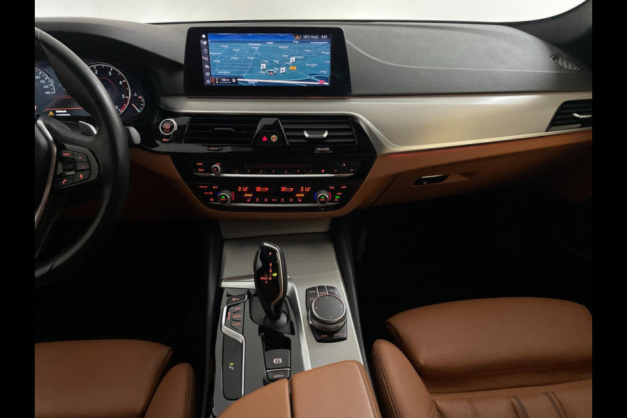 BMW 5 Serie Touring 520d High Executive AUTOMAAT PANO AIRCO NAVI CRUISE BLUETOOTH HEAD UP DISPLAY LEER TREKHAAK VELGEN NIEUWSTAAT