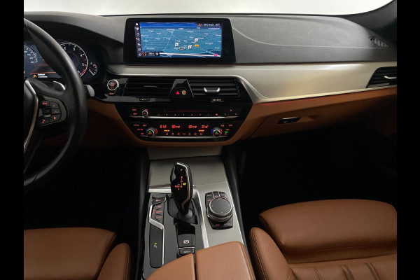 BMW 5 Serie Touring 520d High Executive AUTOMAAT PANO AIRCO NAVI CRUISE BLUETOOTH HEAD UP DISPLAY LEER TREKHAAK VELGEN NIEUWSTAAT