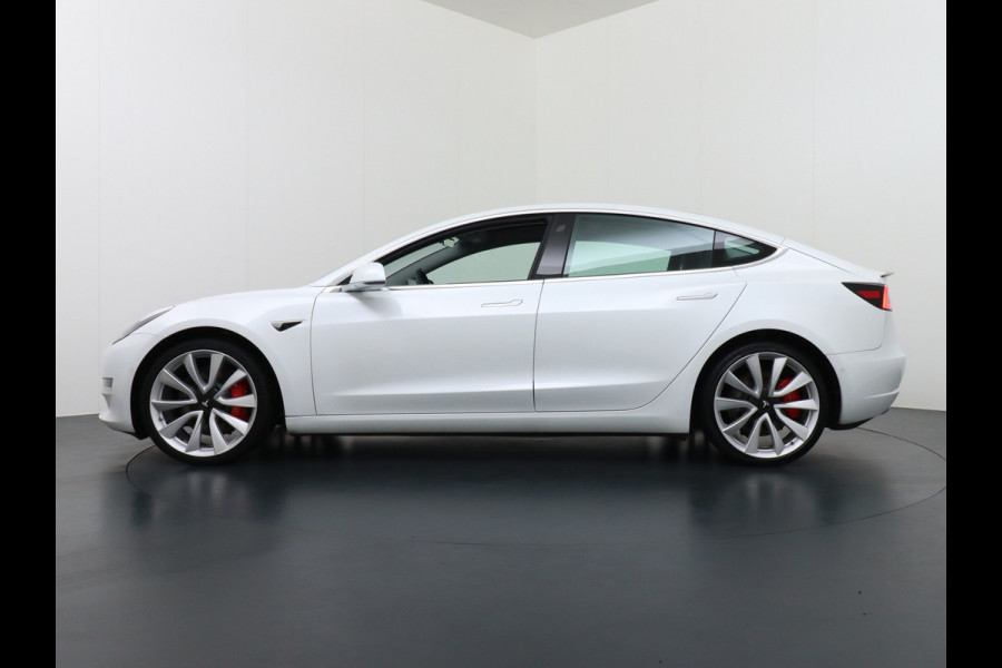 Tesla Model 3 4WD Performance 513pk 3,4 sec 0-100 ! 20" FSD-vb. AutoPilot Carbon-Spoiler Premium-HiFi Pano.dak Camera Leer Adaptive-Cruise+Sto Navi LED ACC DAB Voorverwarmen interieur en Keyless via App One-Pedal-Drive Rode Remklauwen Carbon-Spoiler Origineel Nederlandse auto ! nieuwprijs euro 64.580 euro Garantie op Accu tot 27-09-2027 max 192.000km