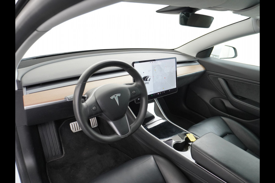 Tesla Model 3 4WD Performance 513pk 3,4 sec 0-100 ! 20" FSD-vb. AutoPilot Carbon-Spoiler Premium-HiFi Pano.dak Camera Leer Adaptive-Cruise+Sto Navi LED ACC DAB Voorverwarmen interieur en Keyless via App One-Pedal-Drive Rode Remklauwen Carbon-Spoiler Origineel Nederlandse auto ! nieuwprijs euro 64.580 euro Garantie op Accu tot 27-09-2027 max 192.000km