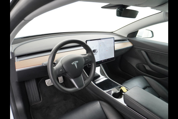 Tesla Model 3 4WD Performance 513pk 3,4 sec 0-100 ! 20" FSD-vb. AutoPilot Carbon-Spoiler Premium-HiFi Pano.dak Camera Leer Adaptive-Cruise+Sto Navi LED ACC DAB Voorverwarmen interieur en Keyless via App One-Pedal-Drive Rode Remklauwen Carbon-Spoiler Origineel Nederlandse auto ! nieuwprijs euro 64.580 euro Garantie op Accu tot 27-09-2027 max 192.000km