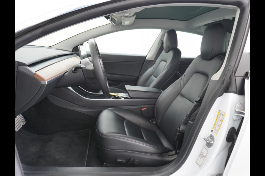 Tesla Model 3 4WD Performance 513pk 3,4 sec 0-100 ! 20" FSD-vb. AutoPilot Carbon-Spoiler Premium-HiFi Pano.dak Camera Leer Adaptive-Cruise+Sto Navi LED ACC DAB Voorverwarmen interieur en Keyless via App One-Pedal-Drive Rode Remklauwen Carbon-Spoiler Origineel Nederlandse auto ! nieuwprijs euro 64.580 euro Garantie op Accu tot 27-09-2027 max 192.000km