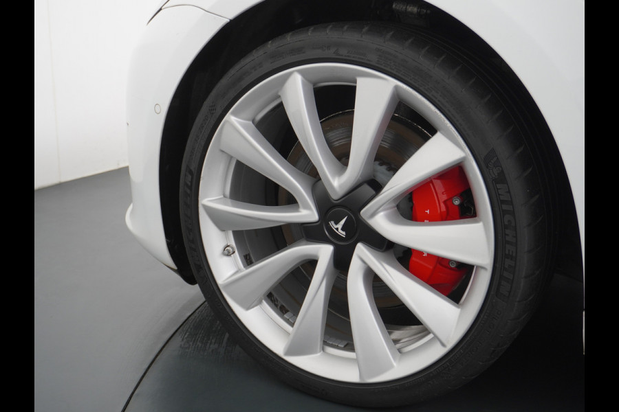 Tesla Model 3 4WD Performance 513pk 3,4 sec 0-100 ! 20" FSD-vb. AutoPilot Carbon-Spoiler Premium-HiFi Pano.dak Camera Leer Adaptive-Cruise+Sto Navi LED ACC DAB Voorverwarmen interieur en Keyless via App One-Pedal-Drive Rode Remklauwen Carbon-Spoiler Origineel Nederlandse auto ! nieuwprijs euro 64.580 euro Garantie op Accu tot 27-09-2027 max 192.000km