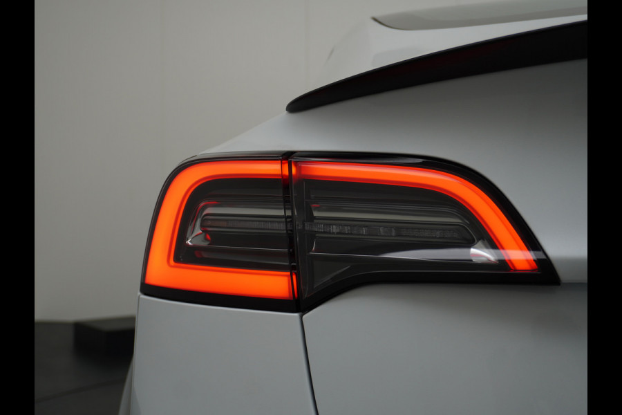 Tesla Model 3 4WD Performance 513pk 3,4 sec 0-100 ! 20" FSD-vb. AutoPilot Carbon-Spoiler Premium-HiFi Pano.dak Camera Leer Adaptive-Cruise+Sto Navi LED ACC DAB Voorverwarmen interieur en Keyless via App One-Pedal-Drive Rode Remklauwen Carbon-Spoiler Origineel Nederlandse auto ! nieuwprijs euro 64.580 euro Garantie op Accu tot 27-09-2027 max 192.000km