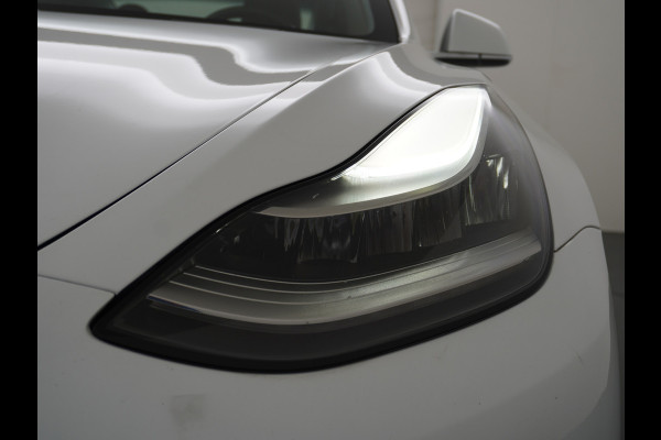 Tesla Model 3 4WD Performance 513pk 3,4 sec 0-100 ! 20" FSD-vb. AutoPilot Carbon-Spoiler Premium-HiFi Pano.dak Camera Leer Adaptive-Cruise+Sto Navi LED ACC DAB Voorverwarmen interieur en Keyless via App One-Pedal-Drive Rode Remklauwen Carbon-Spoiler Origineel Nederlandse auto ! nieuwprijs euro 64.580 euro Garantie op Accu tot 27-09-2027 max 192.000km