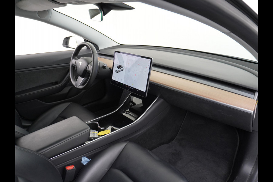 Tesla Model 3 4WD Performance 513pk 3,4 sec 0-100 ! 20" FSD-vb. AutoPilot Carbon-Spoiler Premium-HiFi Pano.dak Camera Leer Adaptive-Cruise+Sto Navi LED ACC DAB Voorverwarmen interieur en Keyless via App One-Pedal-Drive Rode Remklauwen Carbon-Spoiler Origineel Nederlandse auto ! nieuwprijs euro 64.580 euro Garantie op Accu tot 27-09-2027 max 192.000km