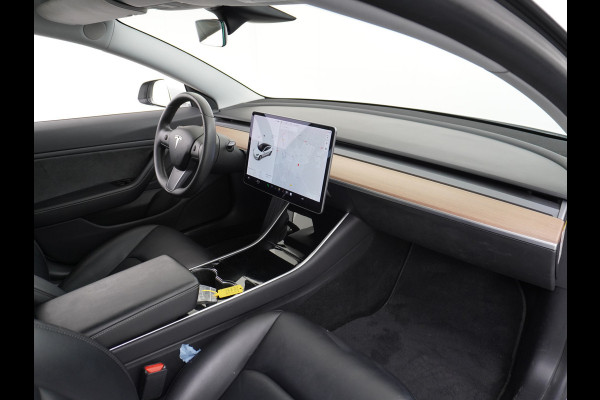 Tesla Model 3 4WD Performance 513pk 3,4 sec 0-100 ! 20" FSD-vb. AutoPilot Carbon-Spoiler Premium-HiFi Pano.dak Camera Leer Adaptive-Cruise+Sto Navi LED ACC DAB Voorverwarmen interieur en Keyless via App One-Pedal-Drive Rode Remklauwen Carbon-Spoiler Origineel Nederlandse auto ! nieuwprijs euro 64.580 euro Garantie op Accu tot 27-09-2027 max 192.000km