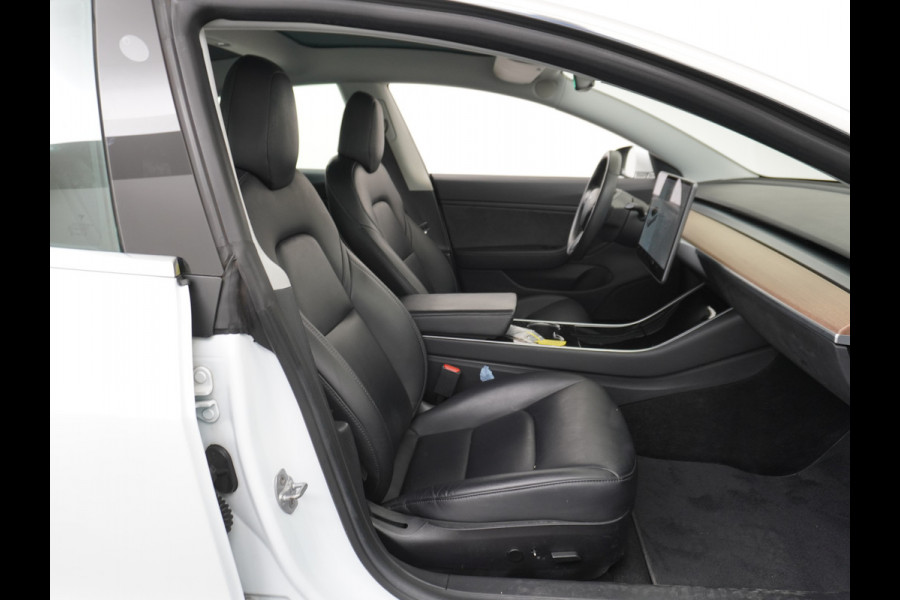 Tesla Model 3 4WD Performance 513pk 3,4 sec 0-100 ! 20" FSD-vb. AutoPilot Carbon-Spoiler Premium-HiFi Pano.dak Camera Leer Adaptive-Cruise+Sto Navi LED ACC DAB Voorverwarmen interieur en Keyless via App One-Pedal-Drive Rode Remklauwen Carbon-Spoiler Origineel Nederlandse auto ! nieuwprijs euro 64.580 euro Garantie op Accu tot 27-09-2027 max 192.000km