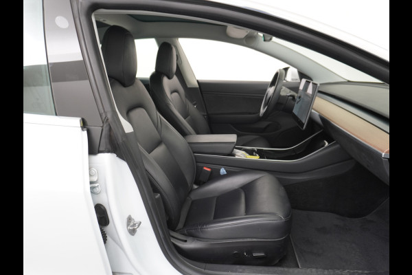 Tesla Model 3 4WD Performance 513pk 3,4 sec 0-100 ! 20" FSD-vb. AutoPilot Carbon-Spoiler Premium-HiFi Pano.dak Camera Leer Adaptive-Cruise+Sto Navi LED ACC DAB Voorverwarmen interieur en Keyless via App One-Pedal-Drive Rode Remklauwen Carbon-Spoiler Origineel Nederlandse auto ! nieuwprijs euro 64.580 euro Garantie op Accu tot 27-09-2027 max 192.000km