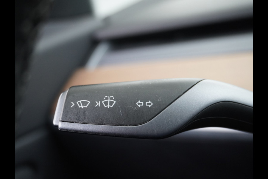 Tesla Model 3 4WD Performance 513pk 3,4 sec 0-100 ! 20" FSD-vb. AutoPilot Carbon-Spoiler Premium-HiFi Pano.dak Camera Leer Adaptive-Cruise+Sto Navi LED ACC DAB Voorverwarmen interieur en Keyless via App One-Pedal-Drive Rode Remklauwen Carbon-Spoiler Origineel Nederlandse auto ! nieuwprijs euro 64.580 euro Garantie op Accu tot 27-09-2027 max 192.000km