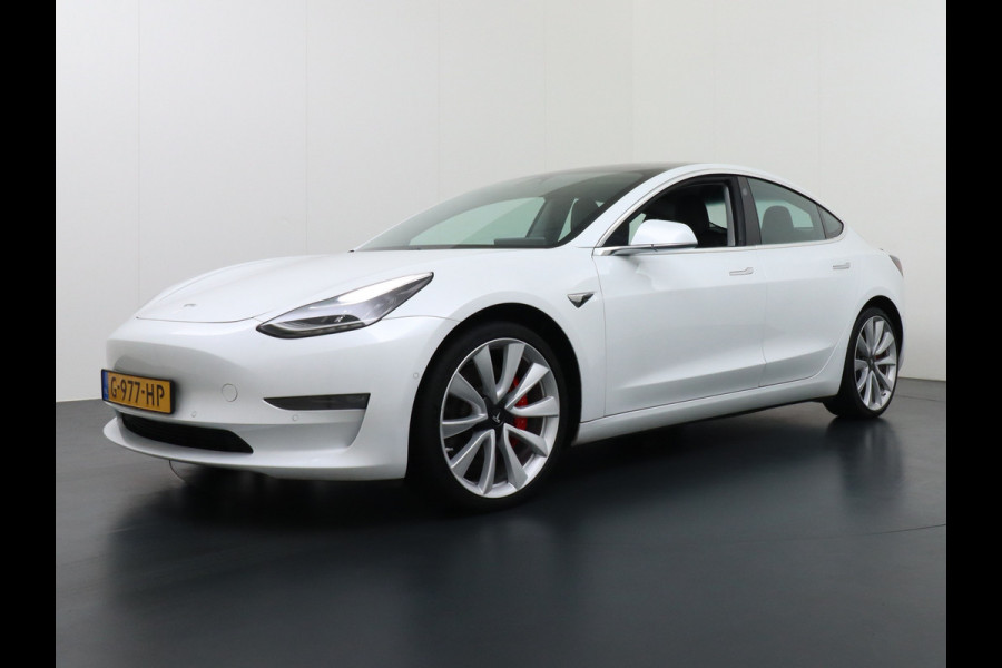 Tesla Model 3 4WD Performance 513pk 3,4 sec 0-100 ! 20" FSD-vb. AutoPilot Carbon-Spoiler Premium-HiFi Pano.dak Camera Leer Adaptive-Cruise+Sto Navi LED ACC DAB Voorverwarmen interieur en Keyless via App One-Pedal-Drive Rode Remklauwen Carbon-Spoiler Origineel Nederlandse auto ! nieuwprijs euro 64.580 euro Garantie op Accu tot 27-09-2027 max 192.000km