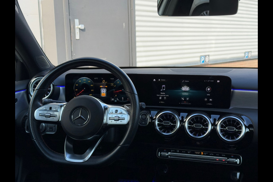 Mercedes-Benz A-Klasse 180 AMG NIGHT Panodak|Memory|Sfeer|Dealer Onderhouden