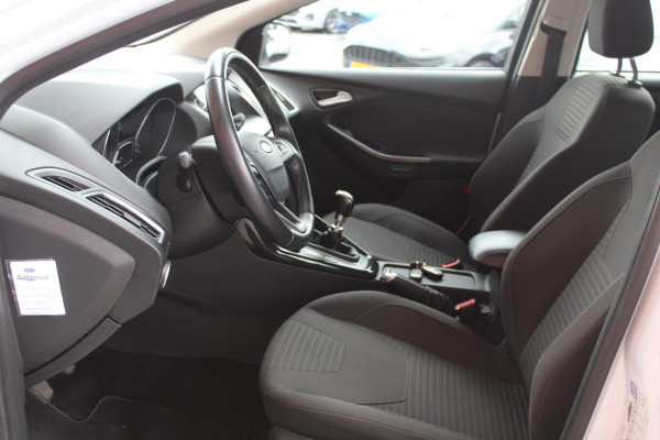 Ford FOCUS Wagon 1.0 Ecoboost 125 PK Titanium | Trekhaak | 17 Inch Lichtmetalen Velgen | Climate Control | Cruise Control |
