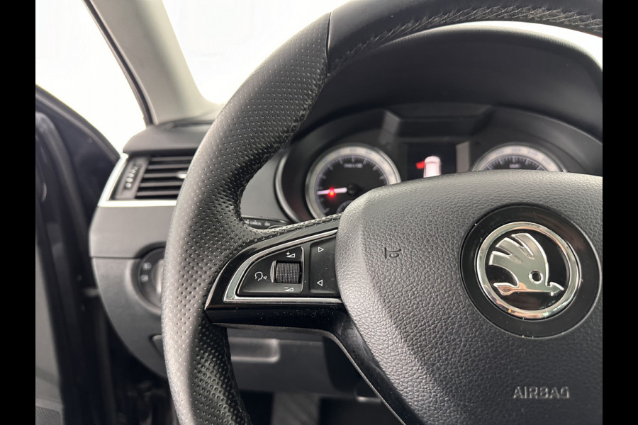 Škoda Octavia Combi 1.6 TDI Greentech Clever Edition Aut. *LEATHER-FABRIC | NAVI-FULLMAP | COMFORT-SEATS | DAB+ | HEATED-SEATS | AMUNDSEN-AUDIO | ECC | SHIFT-PADDLES | PARKPILOT | CRUISE | TOWBAR | 16''ALU *
