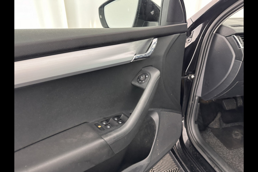 Škoda Octavia Combi 1.6 TDI Greentech Clever Edition Aut. *LEATHER-FABRIC | NAVI-FULLMAP | COMFORT-SEATS | DAB+ | HEATED-SEATS | AMUNDSEN-AUDIO | ECC | SHIFT-PADDLES | PARKPILOT | CRUISE | TOWBAR | 16''ALU *