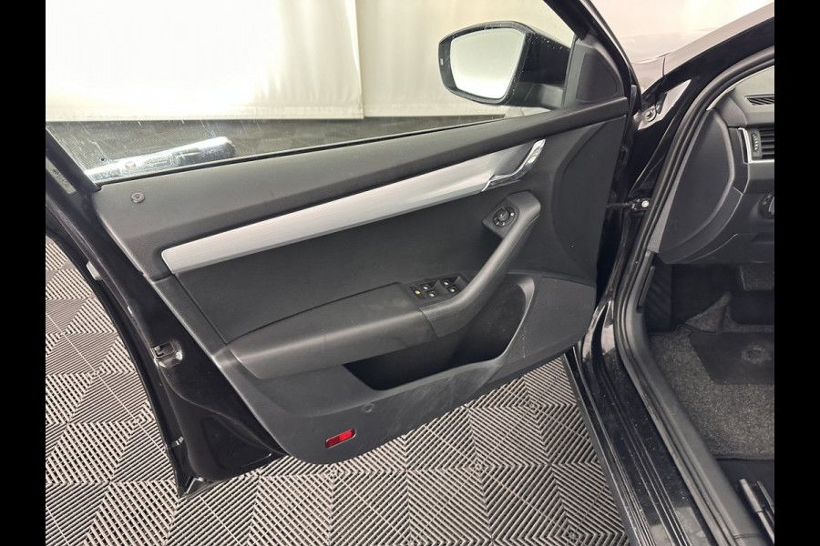Škoda Octavia Combi 1.6 TDI Greentech Clever Edition Aut. *LEATHER-FABRIC | NAVI-FULLMAP | COMFORT-SEATS | DAB+ | HEATED-SEATS | AMUNDSEN-AUDIO | ECC | SHIFT-PADDLES | PARKPILOT | CRUISE | TOWBAR | 16''ALU *