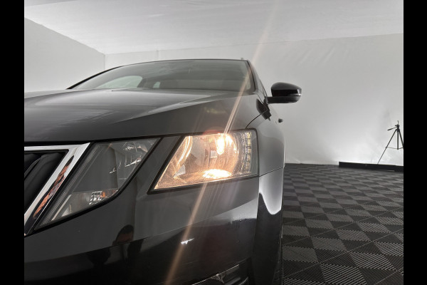 Škoda Octavia Combi 1.6 TDI Greentech Clever Edition Aut. *LEATHER-FABRIC | NAVI-FULLMAP | COMFORT-SEATS | DAB+ | HEATED-SEATS | AMUNDSEN-AUDIO | ECC | SHIFT-PADDLES | PARKPILOT | CRUISE | TOWBAR | 16''ALU *