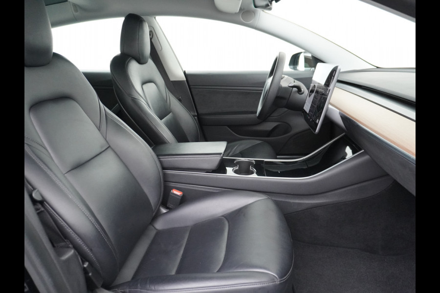 Tesla Model 3 RWD SR+ 60kWh 325PK Trekhaak Lmv 19" AutoPilot FSD-3 Comp. Premium Luidsprekers Leder PanoDak Adaptive-Cruise Camera's Elektr.-S Navi LED Comfortstoelen ACC DAB Voorverwarmen interieur en Keyless via App One-Pedal-Drive Origineel Nederlandse auto tot 11kw laden thuis! Garantie Accu tot 05-12-2027 max 160.000km 1.584kg licht! 1.000kg trekvermogen