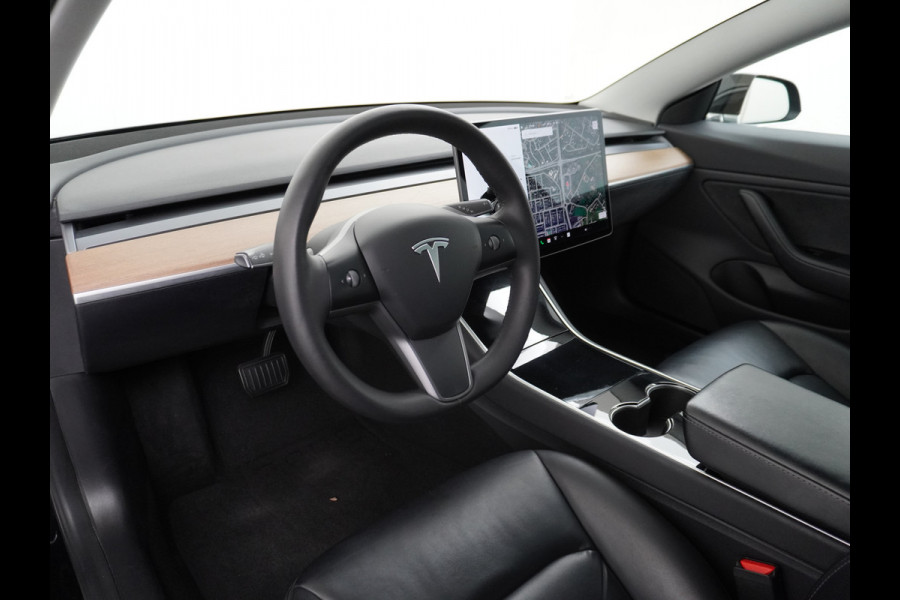 Tesla Model 3 RWD SR+ 60kWh 325PK Trekhaak Lmv 19" AutoPilot FSD-3 Comp. Premium Luidsprekers Leder PanoDak Adaptive-Cruise Camera's Elektr.-S Navi LED Comfortstoelen ACC DAB Voorverwarmen interieur en Keyless via App One-Pedal-Drive Origineel Nederlandse auto tot 11kw laden thuis! Garantie Accu tot 05-12-2027 max 160.000km 1.584kg licht! 1.000kg trekvermogen