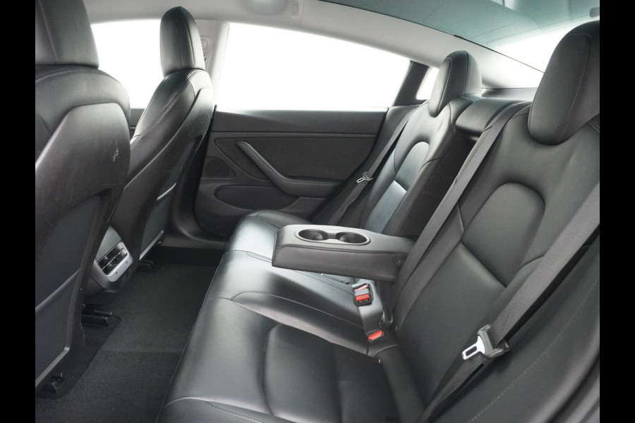 Tesla Model 3 RWD SR+ 60kWh 325PK Trekhaak Lmv 19" AutoPilot FSD-3 Comp. Premium Luidsprekers Leder PanoDak Adaptive-Cruise Camera's Elektr.-S Navi LED Comfortstoelen ACC DAB Voorverwarmen interieur en Keyless via App One-Pedal-Drive Origineel Nederlandse auto tot 11kw laden thuis! Garantie Accu tot 05-12-2027 max 160.000km 1.584kg licht! 1.000kg trekvermogen