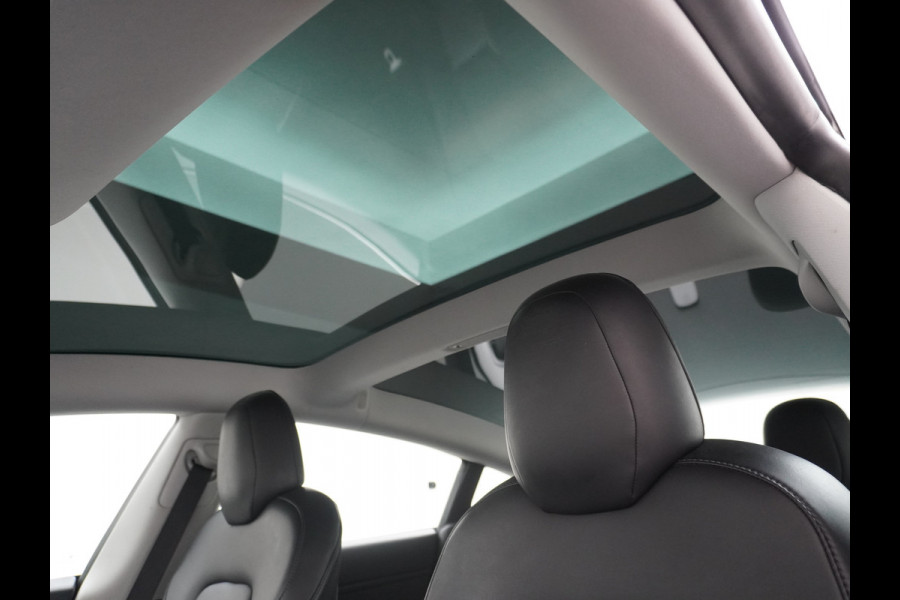Tesla Model 3 RWD SR+ 60kWh 325PK Trekhaak Lmv 19" AutoPilot FSD-3 Comp. Premium Luidsprekers Leder PanoDak Adaptive-Cruise Camera's Elektr.-S Navi LED Comfortstoelen ACC DAB Voorverwarmen interieur en Keyless via App One-Pedal-Drive Origineel Nederlandse auto tot 11kw laden thuis! Garantie Accu tot 05-12-2027 max 160.000km 1.584kg licht! 1.000kg trekvermogen