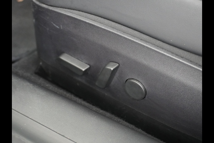 Tesla Model 3 RWD SR+ 60kWh 325PK Trekhaak Lmv 19" AutoPilot FSD-3 Comp. Premium Luidsprekers Leder PanoDak Adaptive-Cruise Camera's Elektr.-S Navi LED Comfortstoelen ACC DAB Voorverwarmen interieur en Keyless via App One-Pedal-Drive Origineel Nederlandse auto tot 11kw laden thuis! Garantie Accu tot 05-12-2027 max 160.000km 1.584kg licht! 1.000kg trekvermogen