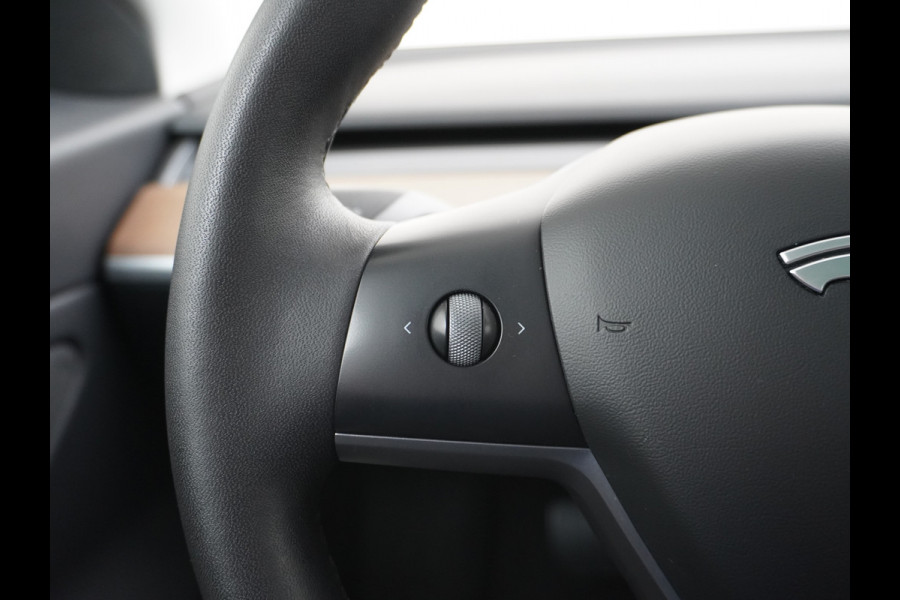 Tesla Model 3 RWD SR+ 60kWh 325PK Trekhaak Lmv 19" AutoPilot FSD-3 Comp. Premium Luidsprekers Leder PanoDak Adaptive-Cruise Camera's Elektr.-S Navi LED Comfortstoelen ACC DAB Voorverwarmen interieur en Keyless via App One-Pedal-Drive Origineel Nederlandse auto tot 11kw laden thuis! Garantie Accu tot 05-12-2027 max 160.000km 1.584kg licht! 1.000kg trekvermogen